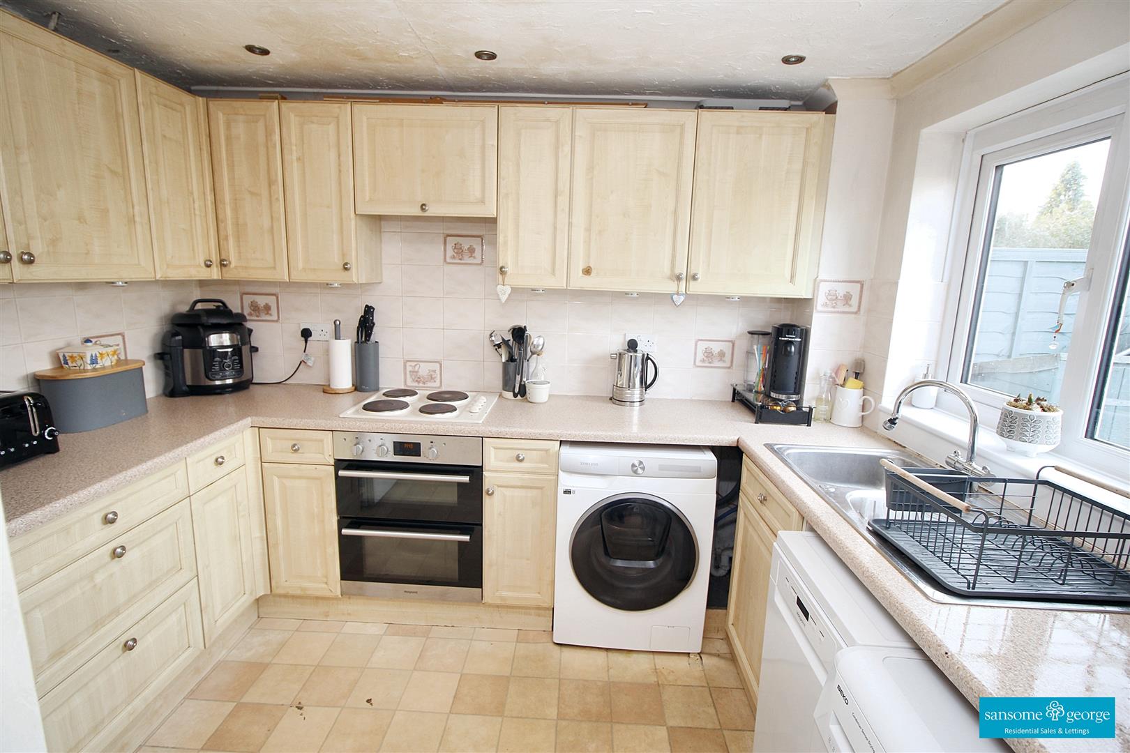 2 bed property in Dunstall Close, Reading